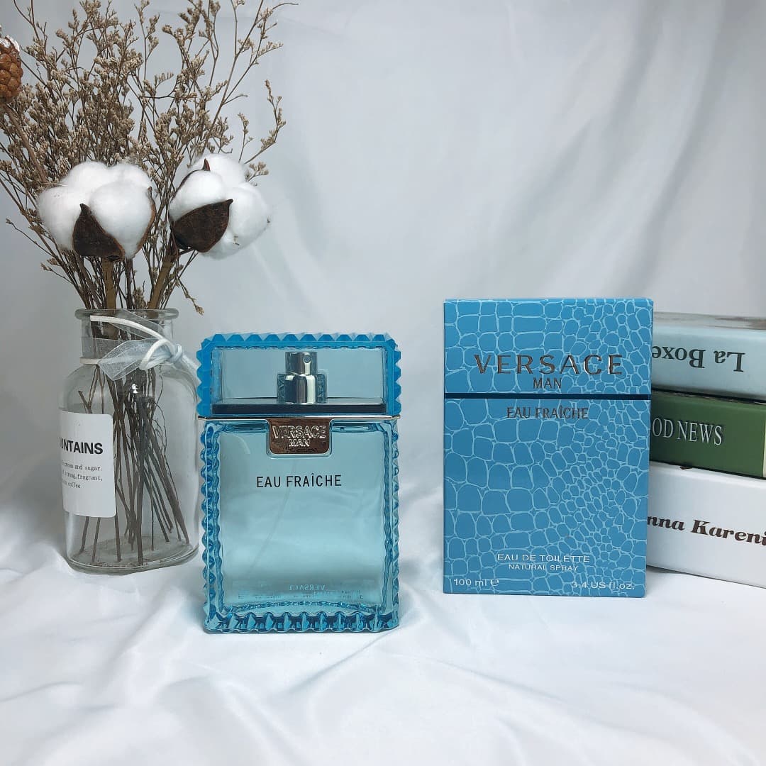 Versace Gentleman's Eau de Parfum 100ml EDT Long-lasting Eau de Toilette, Fragrance Notes: Woody Aquatic Top Notes: Starfruit, Lemon, Rosewood Middle Notes: Cedarwood, Tarragon, Sage Base Notes: Paulownia Wood, Amber, White Musk