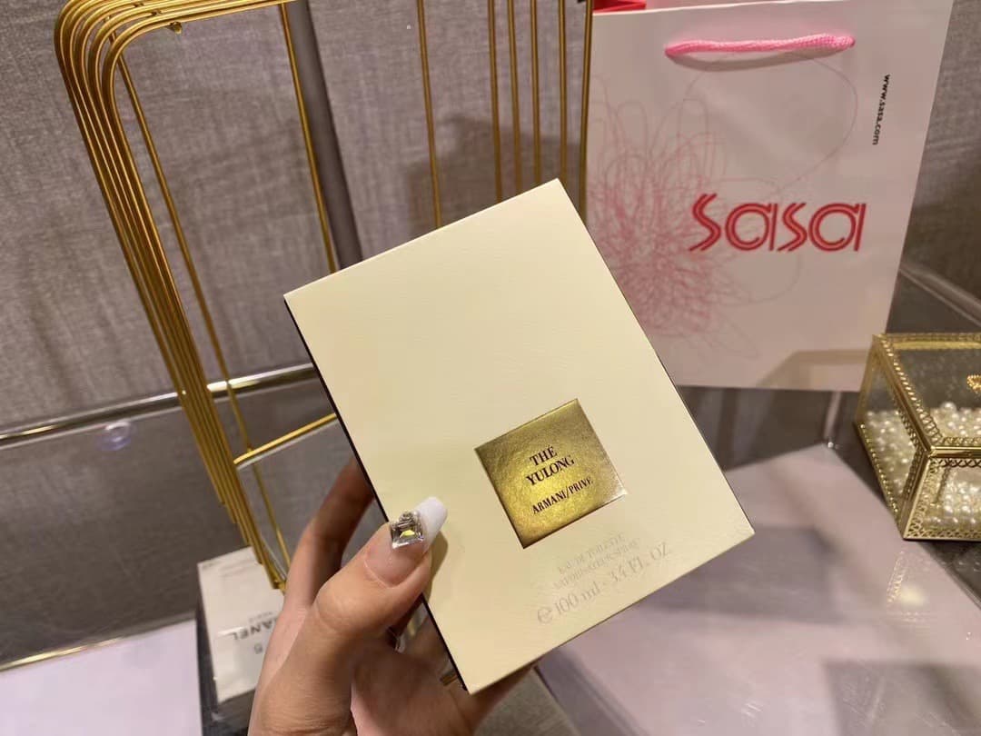 Original order quality 🍃New ARMANI PRIVÉ private high-end fragrance series, the two fragrances that attract me the most: [THÉ YULONG Jade Dragon Tea Fragrance] and [JASMIN KUSAMONO Japanese Jasmine] Jade Dragon Tea Fragrance is a natural sensory perfume with "single aromatic notes" carefully formulated by Master Armani inspired by China's legendary Yulong Mountain, the birthplace of tea culture in Yunnan; "It's like traveling through the Jade Dragon Snow Mountain under the blazing sun, enjoying the fairy air in the valley while enjoying the cool and refreshing green tea. The poetic mood is endlessly fascinating" - when I first smelled this fragrance, this was the picture in my mind - ▫️Ingredients: orange blossom, citrus, green tea, black tea, cardamom ▫️