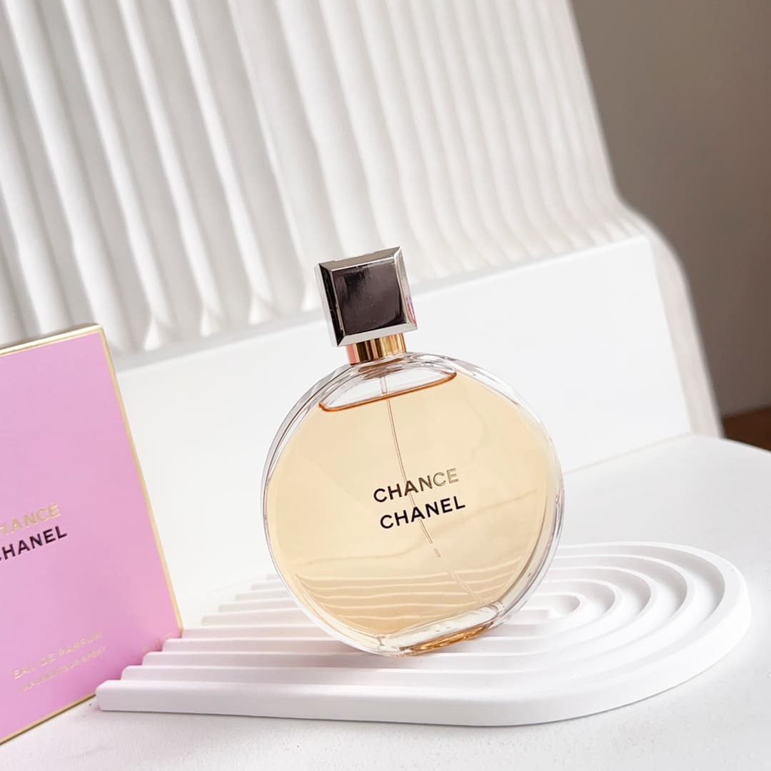 Original quality limited edition Chanel Yellow Encounter Eau de Parfum Iron Cap ||| French Chanel/Chanel Yellow Encounter Eau de Parfum Iron Cap 100ml Women's EDP CHANEL's first round bottle design perfume, mixed with the fragrance of hyacinth and iris. It not only exudes a sweet feeling, but also has a sensual and passionate atmosphere, which fully reflects the energetic and courageous side of women of the era. Some people say that this perfume represents women who love excitement and freshness. However, to know its true charm, you must try it yourself! [Top notes] Hyacinth, white musk. [Middle note] Pink pepper, jasmine, vetiver, citrus. [Base note] Iris, amber, patchouli. Perfume Share 198 Perfume