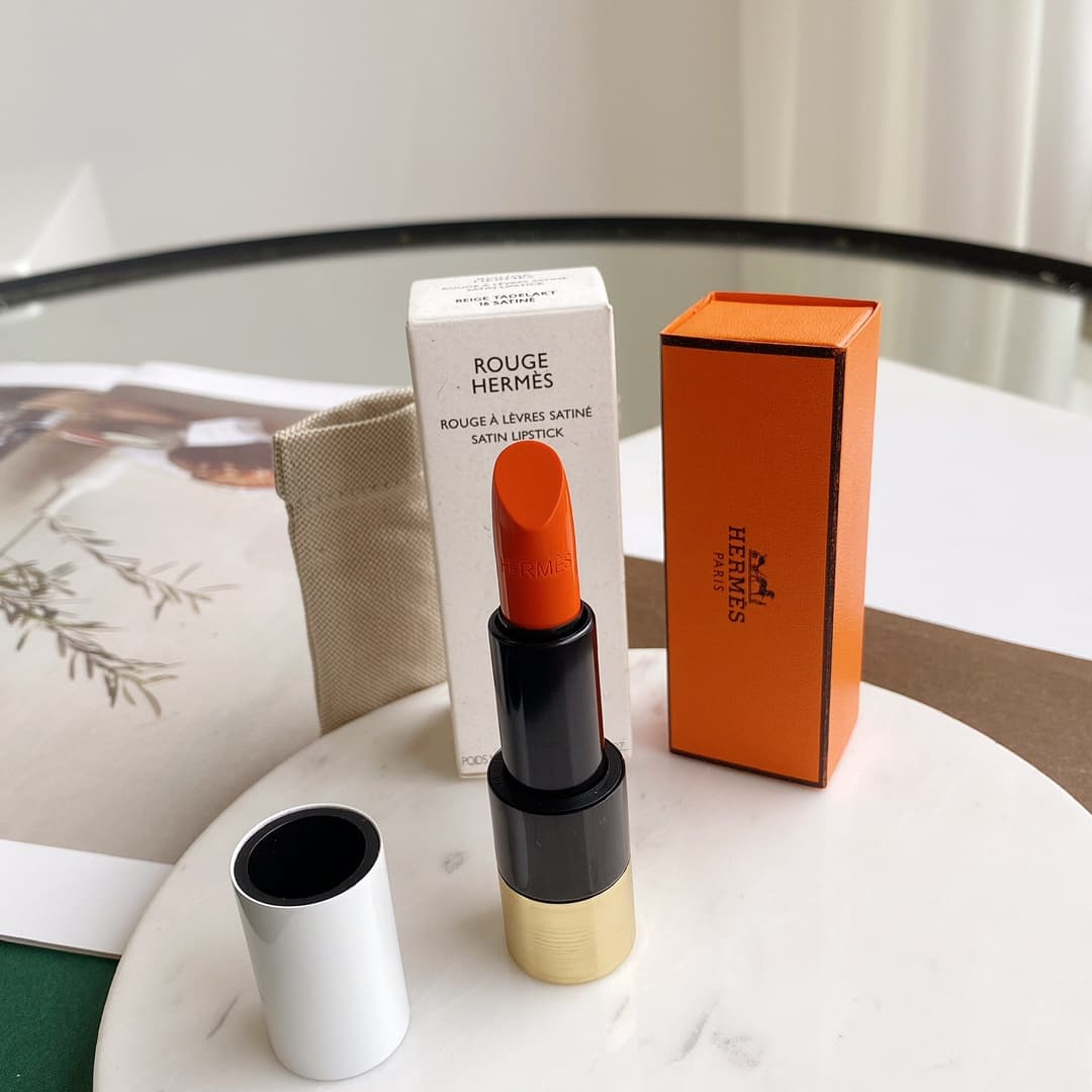 s universally flattering and brightens the complexion