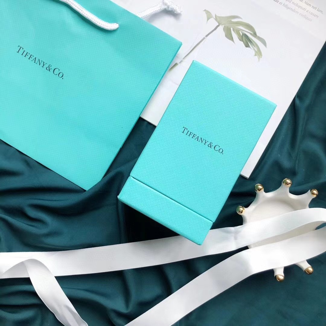 Tiffany & Co. new perfume, Diamond Bottle 75ml ❤ A perfect blend of fruity and floral notes. The top notes open with sweet and sour fruits, mixed with mandarin, strawberry, raspberry, and pear, fresh and sweet! The middle notes blend peony, jasmine, and orange blossom, showcasing feminine softness~