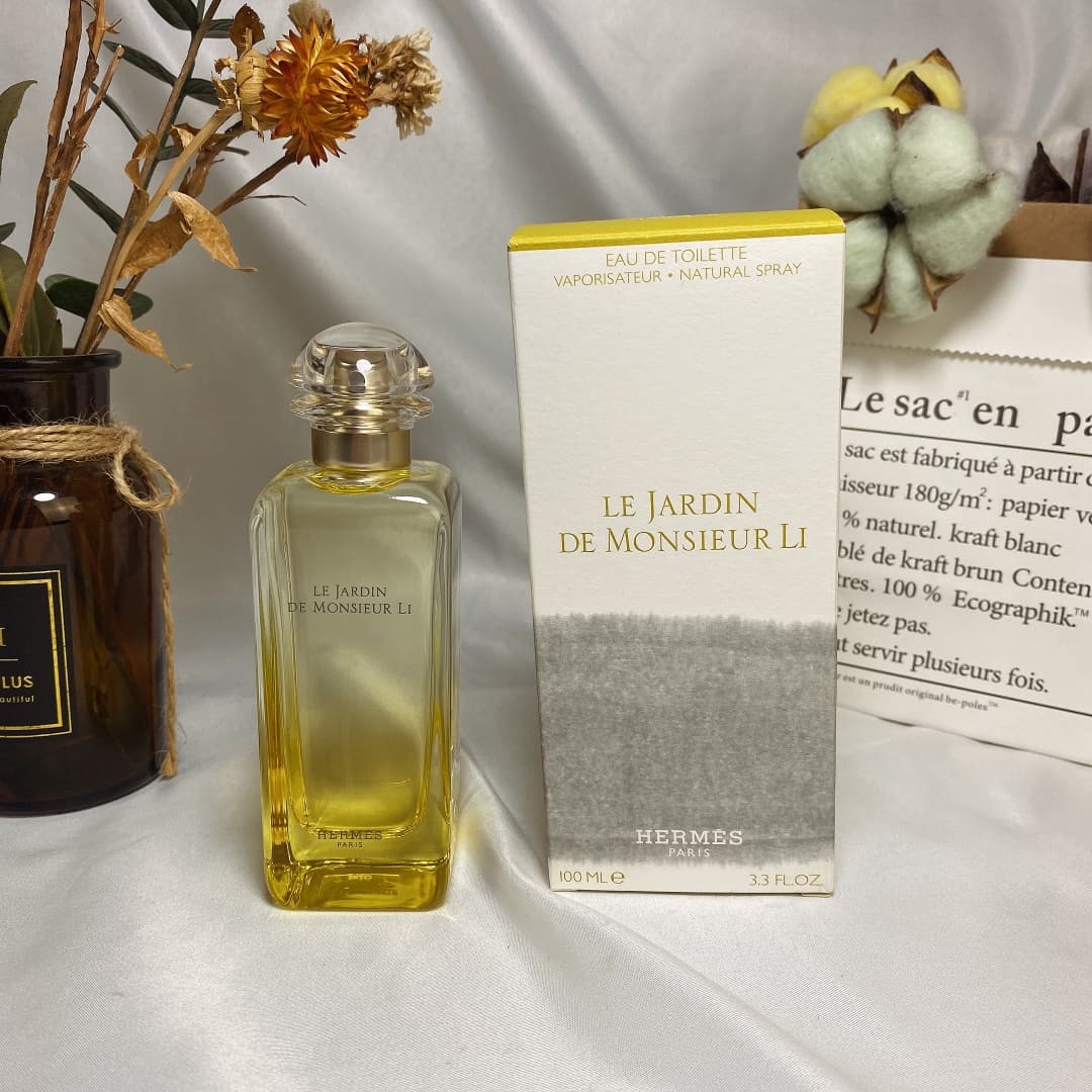 Hermes Mon Des Garments Unisex Eau de Toilette 100ml (Boutique) Fragrance Notes: Floral Fruity Top Notes: Kumquat Middle Notes: Jasmine Base Notes: Mint