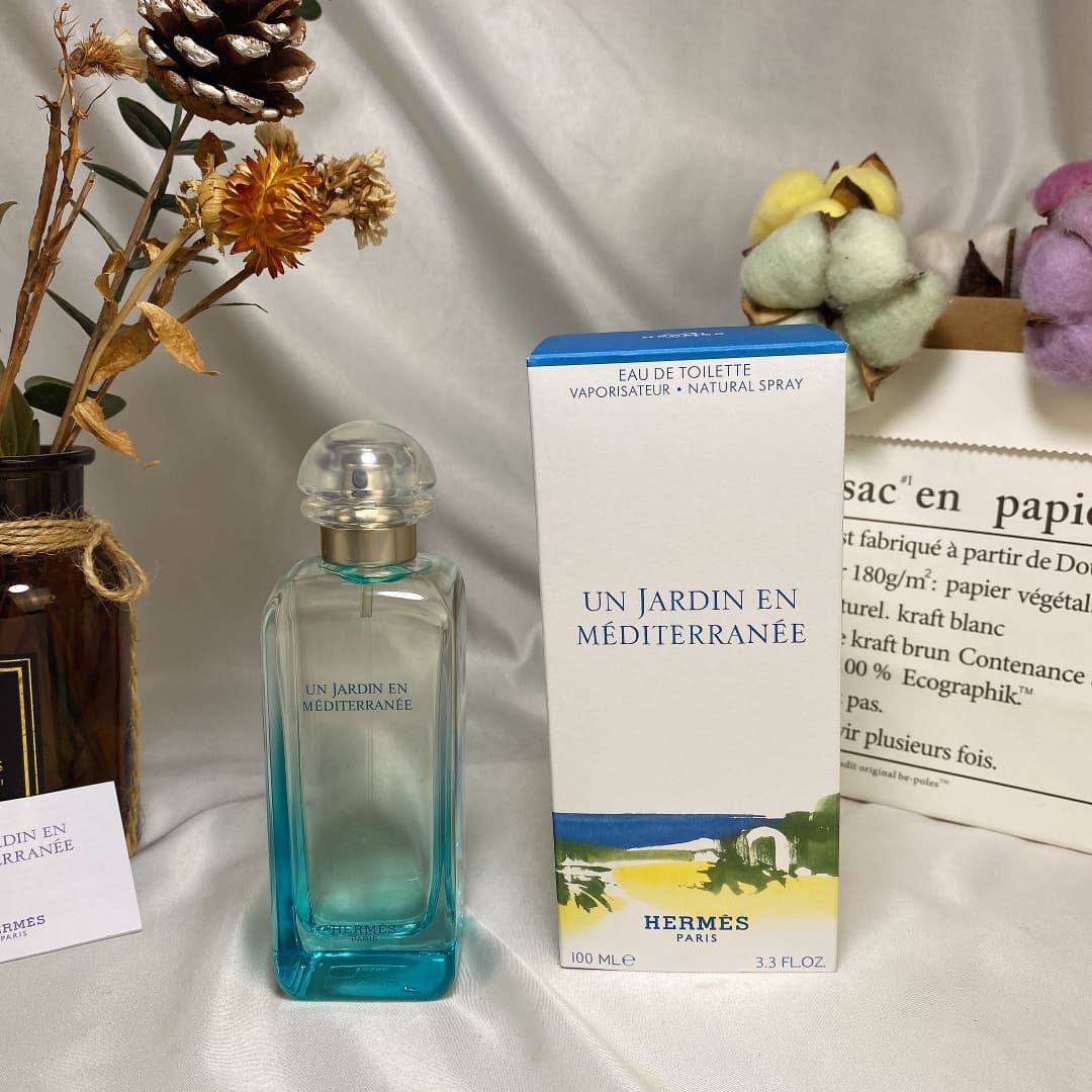 Hermes Garden of the Mediterranean Eau de Toilette for Men and Women 100ml Fragrance Notes: Floral Marine Top Notes: Oleander, Bergamot, Mandarin Orange Middle Notes: Summer Jasmine, Nile Water Lily, Orange Blossom Base Notes: Fig Tree, Frankincense Tree, Cypress