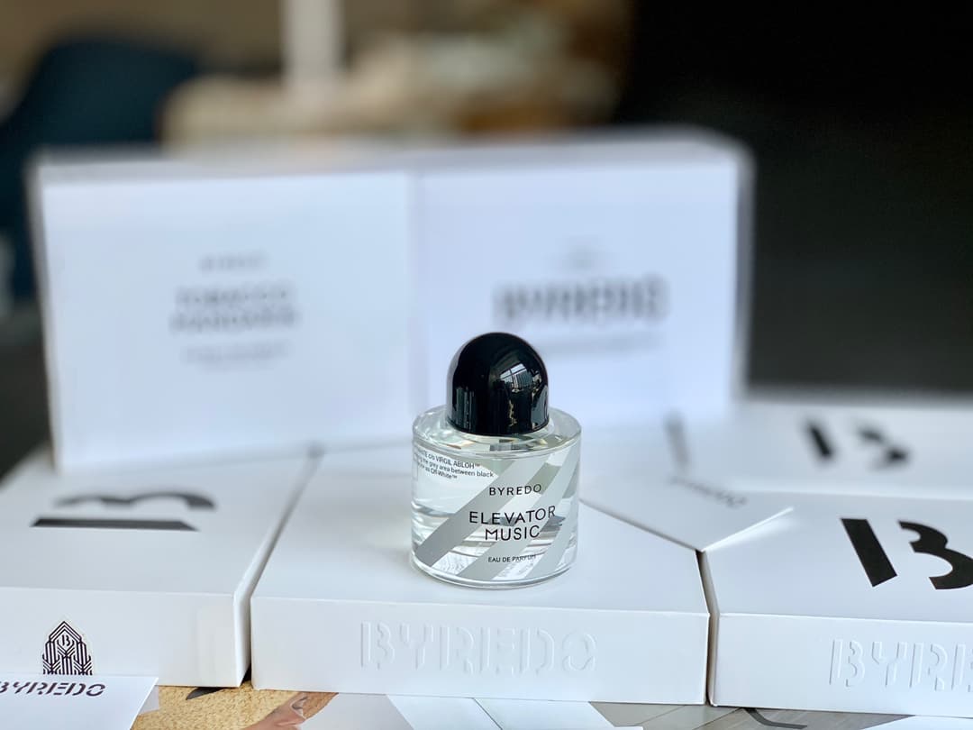 Gucci bamboo fragrances that are merely names, this one truly smells of bamboo and is incredibly pleasant. The scent evolves noticeably from top to middle to base notes, creating a very elegant and comfortable fragrance. It avoids the monotony of some Gucci fragrances and the heaviness of others like Chanel, giving the impression that everything is just right. 4⃣️ Rhett Butler's Desert Soul 100ml: This fragrance is a fresh and pleasant floral-fruity scent, even clearer, sweeter, and softer, with a ginseng fruit base. It's lovely yet unique, avoiding any sense of being a common, ubiquitous fragrance. So, if you like floral-fruity scents, go for it! 😄 Fragrance Family: Oriental Floral Top Notes: Ambrette, Ginseng Fruit Middle Notes: Violet, Sandalwood, Magnolia Base Notes: Ambergris, Cedarwood