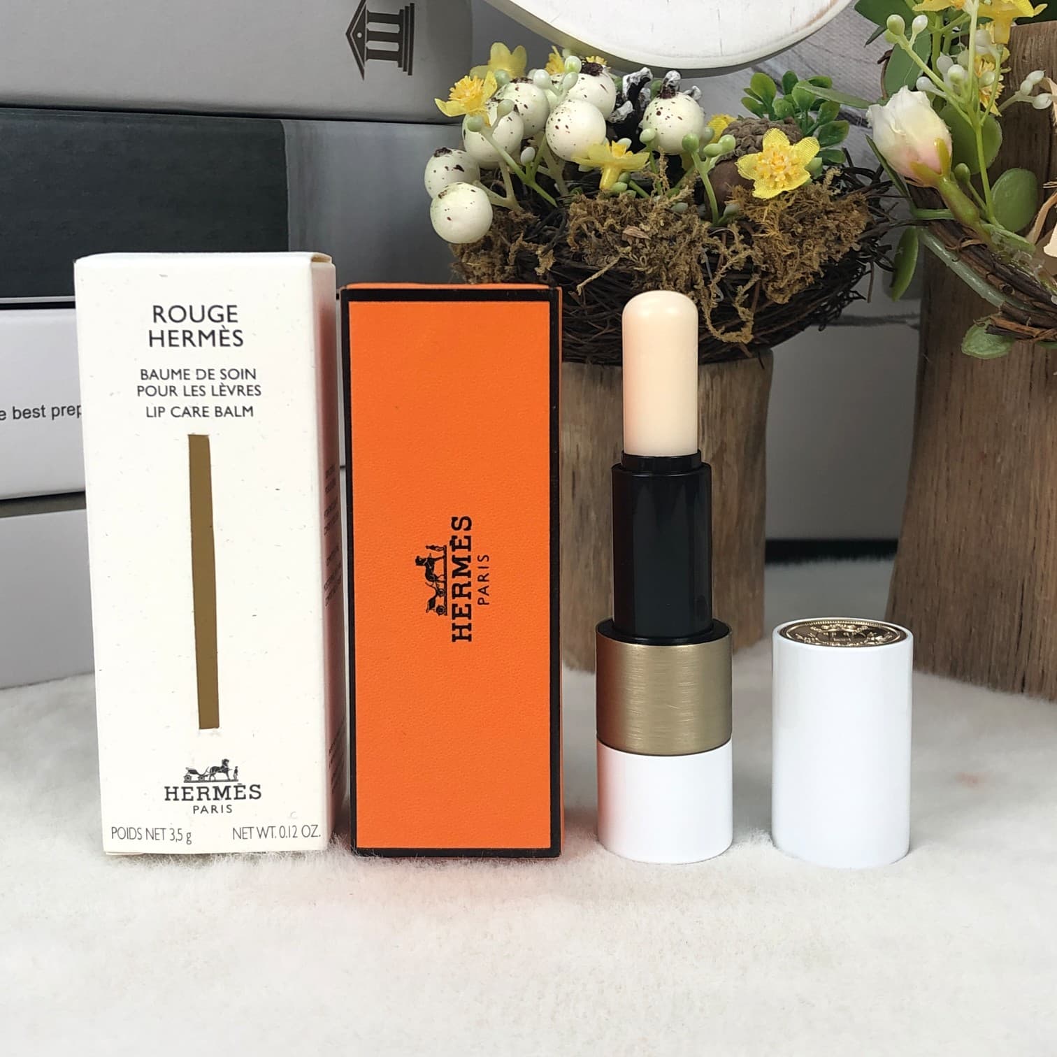 s bags, and the top features a delicate bookplate pattern. The lip balm has a light, pleasant fragrance, feels comfortable and moisturizing on the lips, is completely non-greasy, and has excellent hydrating effects. It