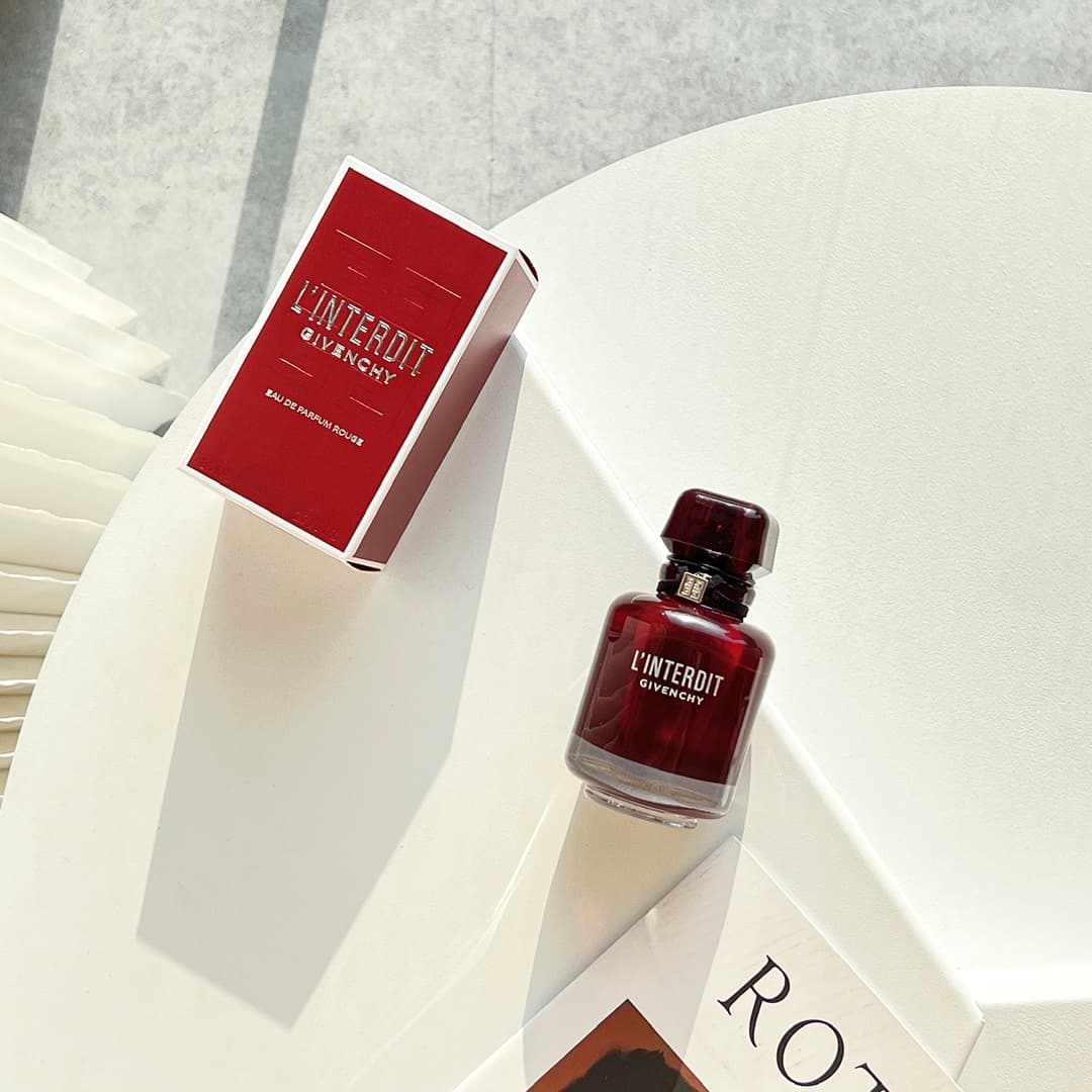 Givenchy Rouge Dior fragrance: 2022 Autumn/Winter perfume | A sophisticated and elegant fragrance for the female lead, this captivating touch of red! ||| Autumn and winter atmospheres are enhanced by perfume, adding warmth. A new fragrance for autumn, it's perfectly suited to the sophisticated and elegant female lead. The rich spicy black and white notes interweave with other scents, making you exclaim with surprise upon first sniff! The bottle features a captivating, sophisticated red, with a bright, romantic, and passionate orange scent. It's like the heroine hasn't even appeared yet, but the atmosphere of beauty and confidence is already there. The main fragrance features elegant and sophisticated tuberose and jasmine colliding and contrasting with layered spices and sandalwood. The scent has a long-lasting, vibrant quality that can last throughout the day, maintaining its elegant and intellectual feel. It's an understated yet memorable everyday fragrance, perfect for commuting. 🏷️Givenchy Rouge Interdit Eau de Parfum▪️White Fragrance: Blood Orange, Orange Blossom, Tuberose, Sambac, Jasmine▪️Black Fragrance: Red Spices, Nigerian Ginger, Sandalwood, Vetiver, Patchouli. The bottle is also very beautiful!!!