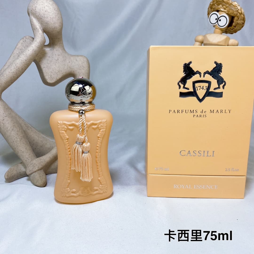 marly Cassili 75ml Cassili Fragrance Notes: Oriental Floral Top Notes: Redcurrant Rose Middle Notes: Plum, Mimosa, Frangipani, Light Pink Rose Base Notes: Sandalwood, Tonka Bean, Vanilla Gender: Women's Fragrance Suitable for all ages. An elegant fragrance, like a girl gracefully descending a staircase, exuding refinement in every gesture while playing the piano. A subtle floral scent, redcurrant, light pink rose, mimosa—unlike some overly sweet women's fragrances that create a feeling of being immersed in a sea of flowers, it's very dignified