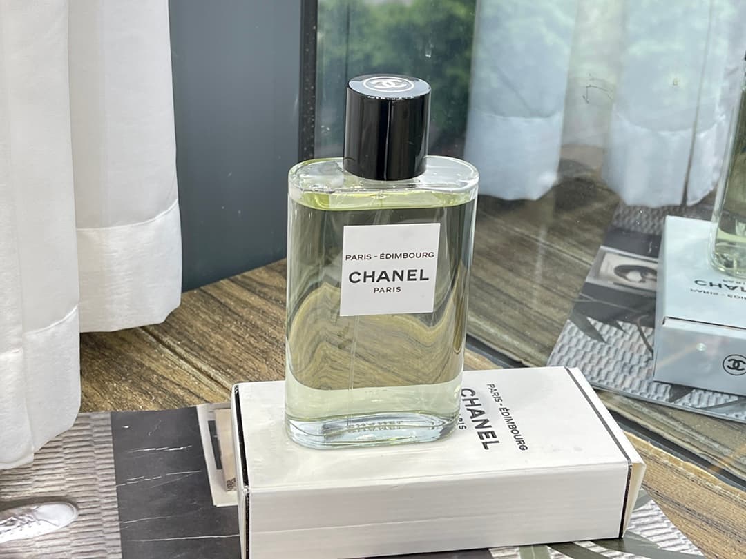 Original quality CHANEL Chanel Eau de Paris - Edinburgh Classic Eau de Toilette 125ml. My impression of Chanel is still in the category of women's fragrances such as Little Miss Coco and Encounter. This bottle completely breaks all my inherent impressions. Both in terms of appearance and smell, it exudes the fresh green scent of the "cold and dry" early spring pine forest! Top note: cypress, juniper berry, middle note: cedar, vetiver, lavender, base note: musk and vanilla. If you take off the cap and smell it, you will feel that it is the dry cypress scent, with the cool air of early spring wrapped in thick musk and lavender rushing into your nose! Smell carefully and it seems to have a bit of the "spicy" feeling of snow cedar. The first feeling on the epithelium is that in the foggy morning of early spring, a pine cone with still dewdrops is crushed in front of you, and the juice flies straight into the nose. I feel a little confused for a moment, not knowing whether it is the cold air in the morning. It is the crushed pine juice that makes people panic when I wake up, through the early morning fog, there is a trace of smoky cedar smell. There is a strong "lavender smell of vetiver wood". The lavender and vetiver wood that can be smelled here are so mixed that they are indistinguishable from each other! I just thought it was probably the smell of smoky wood! That early spring mist is so cool! It lasts for a long time... I think it's too early to talk about the final smell. The base notes of this perfume have to wait slowly to come out, just like you have to wait slowly for the morning sun to finally smell the less cool musk and the gentleness of vanilla! The feeling of the whole perfume to me, I prefer to compare it to a proud woman who lives a wild and ignorant life in the depths of the jungle.