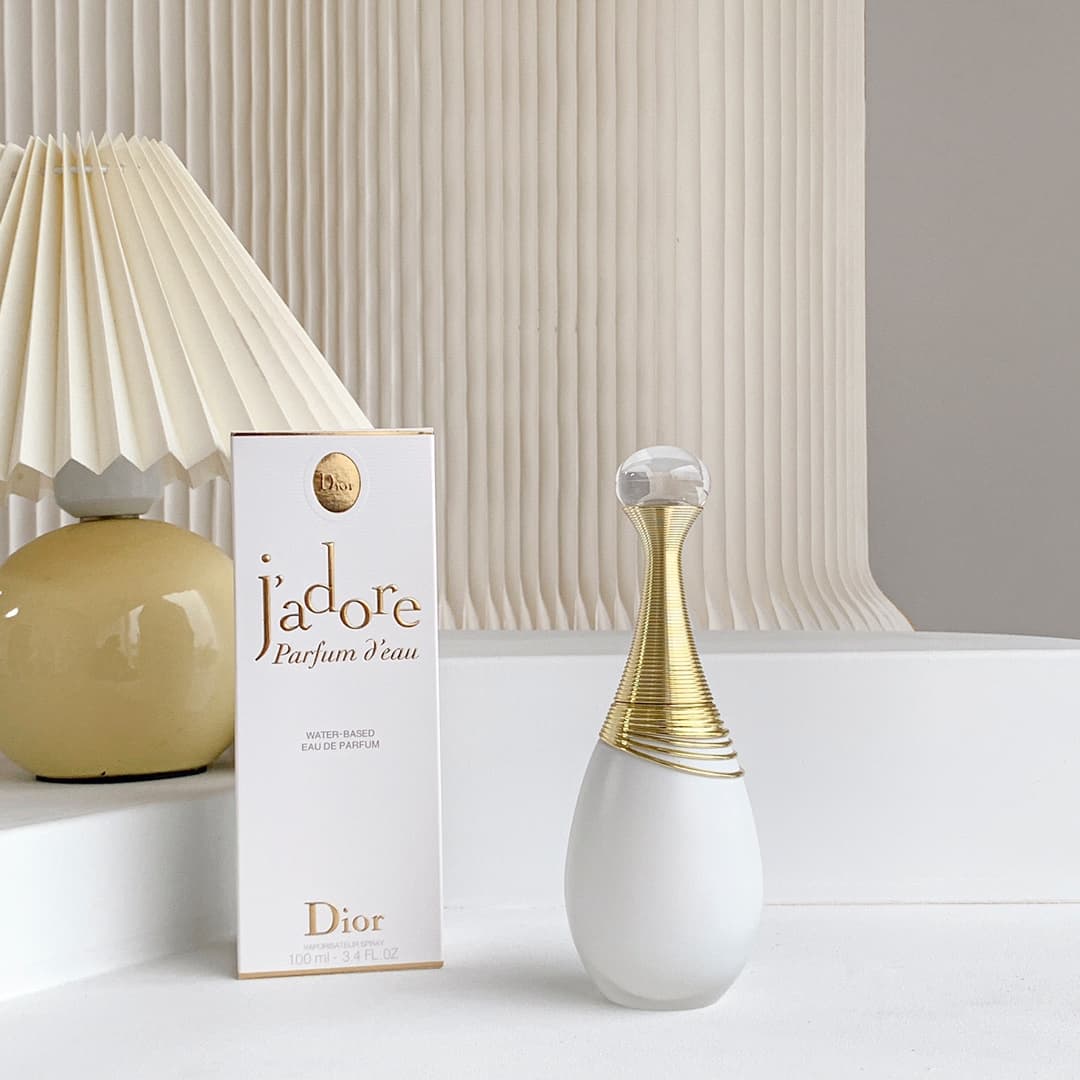 Dior new product | J'adore Pure White Chanson 😍😍 ||| Newly launched perfume that defies definition. Dior's new J'adore Pure fragrance — ✅ The milky white frosted bottle is so sophisticated! So sophisticated! So sophisticated! ✅ The first water-based perfume, alcohol-free, with nano-emulsification technology. Alcohol-averse fairies, grab it now! 👏👏 ✅ The misty texture provides an immersive experience, blossoming on the skin — Explore your true self ✨ Sambac Jasmine, a warm scent ✨ Chinese Magnolia, gentle yet resilient ✨ Bitter Orange Blossom, soothing and calming. Spray directly; the fragrance changes with body temperature, revealing its unique charm. Dior J'adore Pure fragrance. Dior perfume @198 Vanilla 🌿