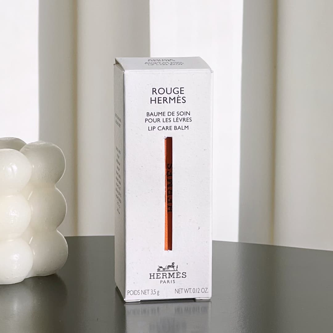 s bags, and the top features a delicate bookplate pattern. The lip balm has a light, pleasant fragrance, feels comfortable and moisturizing on the lips, is completely non-greasy, and has excellent hydrating effects. It