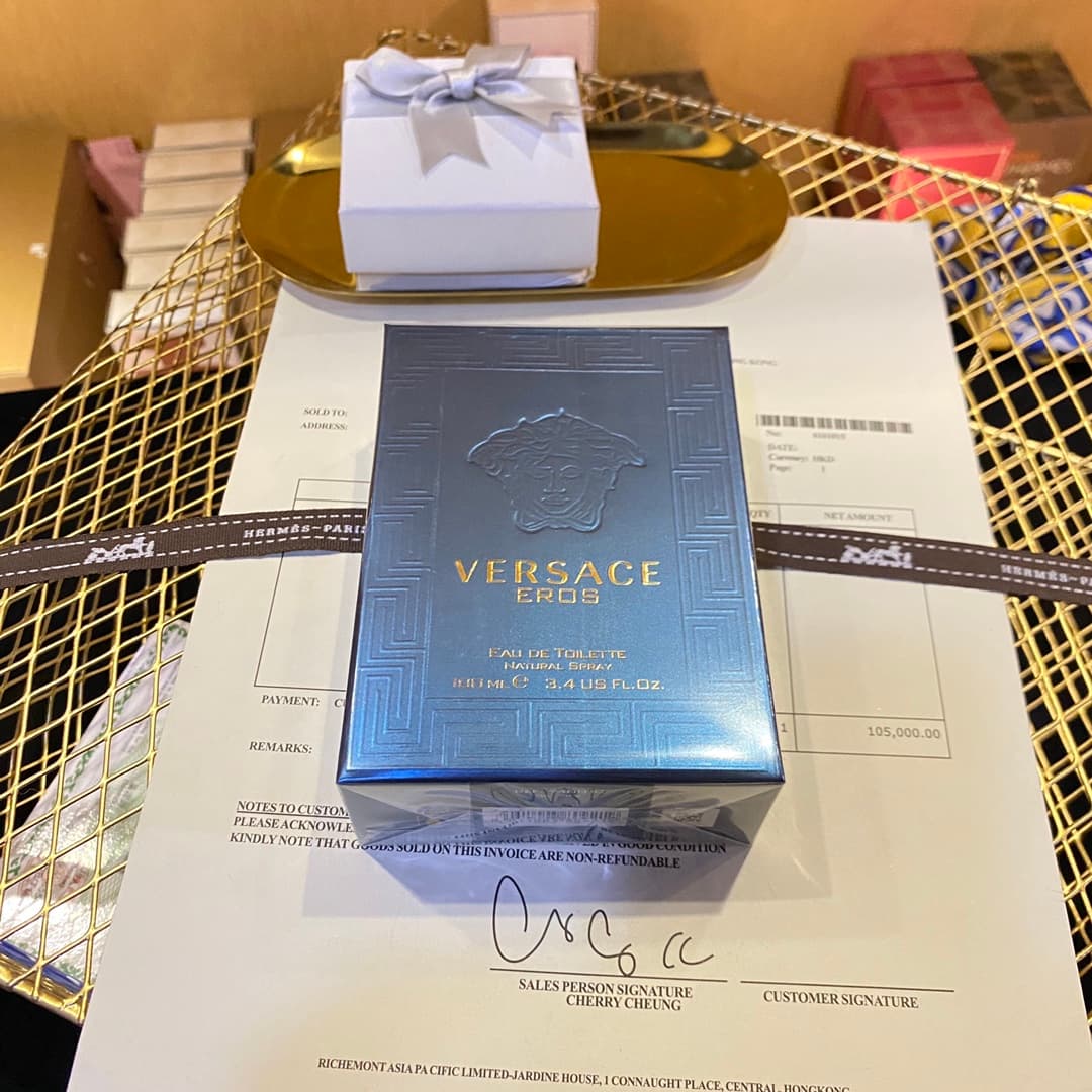 VERSACE Eros Eau de Toilette 100ml 🔜 Department store quality ➠EDT✔ Versace Blue Eros Eau de Toilette 100ml / Mediterranean blue bottle, a Greek warrior-like god, resisting the romantic arrows shot by Cupid. 【Fragrance Notes】Fresh woody oriental fragrance 【Top Notes】Peppermint oil, lemon, green apple 【Middle Notes】Tantric bean, geranium 【Base Notes】Ambergris, tonka bean
