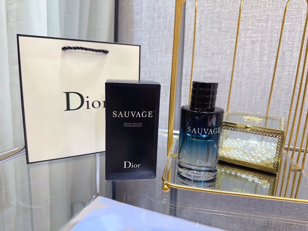 DIOR officially announced renowned actor Johnny Huang as the new brand ambassador for the DIOR Sauvage fragrance line in China. Huang Jingyu, with his adventurous spirit and confident demeanor, exudes a natural masculine charm. In the future, he will join hands with the DIOR Sauvage fragrance line to roam freely under the mysterious and deep blue sky, igniting the sexy and mature beauty of men and exploring more unknowns!