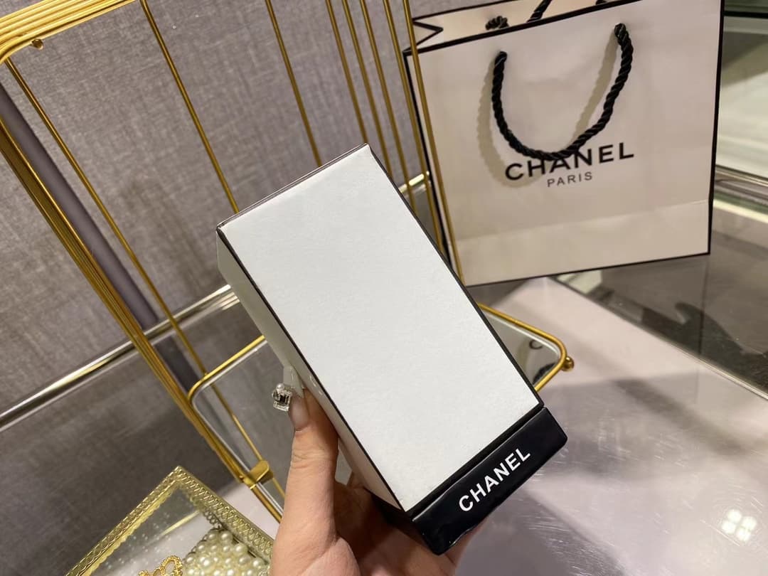 Original quality 🍃Chanel Collection Edition 1957 Eau de Parfum 75ml. I smelled the sample first and liked the base note very much. I quickly bought a 75ml bottle while it was available at the counter before the price went up. The soapy top note feels inexplicably familiar, very Chanel style, and the base note becomes watery, as if she is telling you her story gently. Very peaceful, feminine, perseverant, bottom-lined, and charming as a little woman. It's just right, not pretentious, not showy, sweet, gentle, and charming. The faint smell of powder is not kitsch at all, the wood tone is elegant and high-end. The mouth of the bottle is magnetic and the details are perfect ~