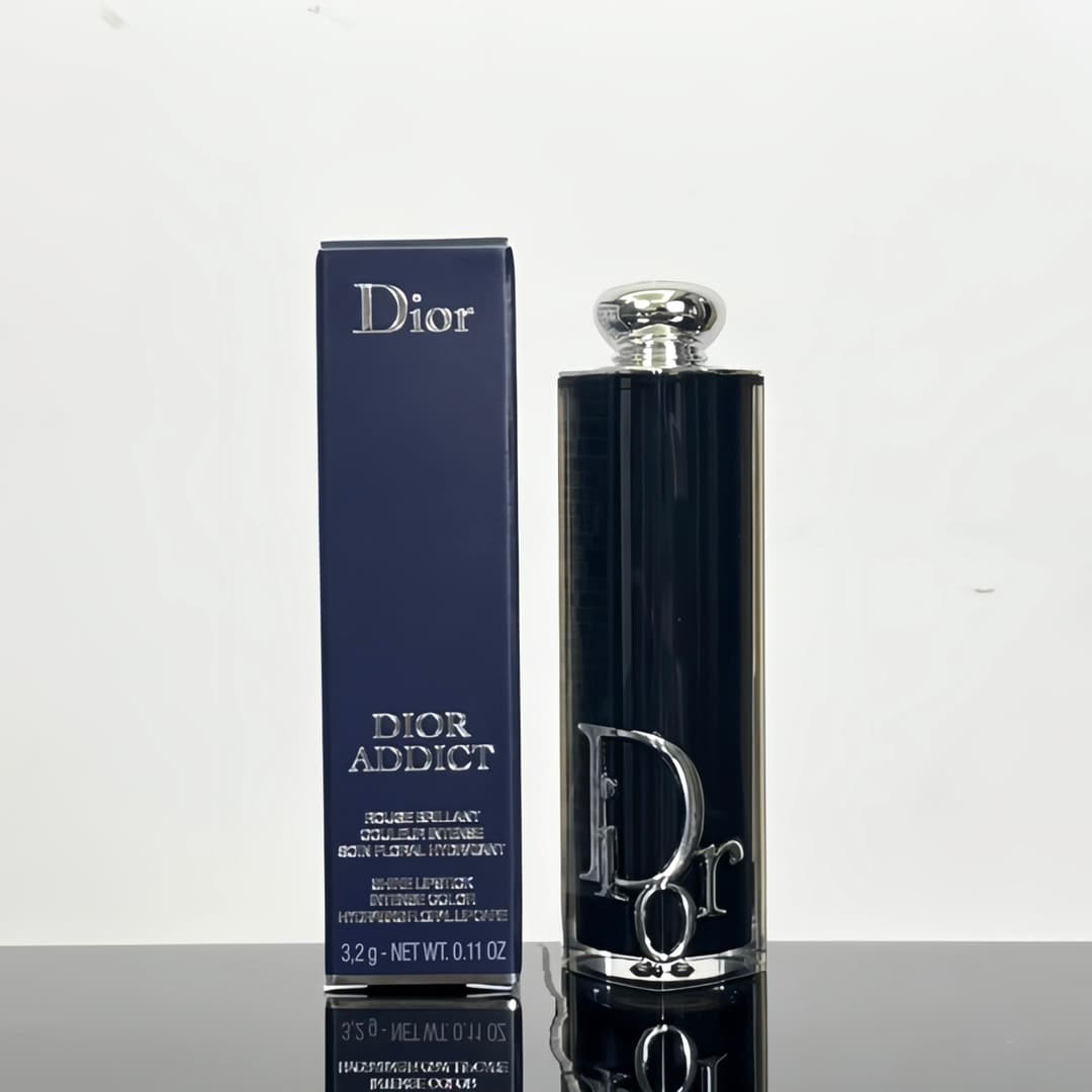 Dior Lacquer Lipstick 740#, with Chinese label available! Dior Lacquer 740# is an orange-brown color. Aside from being hard to find, it's flawless. It looks good whether applied thickly or thinly!! This Dior series is simply amazing; a thick application gives a rich chocolate color. A deep orange-pumpkin shade, this series is really moisturizing, highly pigmented, and has good staying power. Dior's first solid lip gloss, it applies very smoothly, and one swipe is all it takes for great color payoff