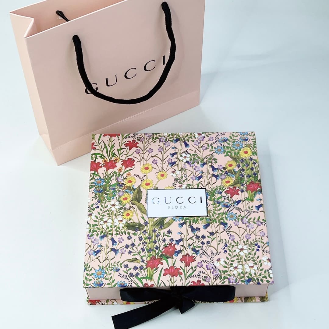 Gucci Garden of Pampers Perfume Sample Set (6 pieces)! Scents: Gardenia Dream, Jasmine Dream, Gardenia Dance, Pink Blossom, Red Blossom, and Enchanting Floral Delight