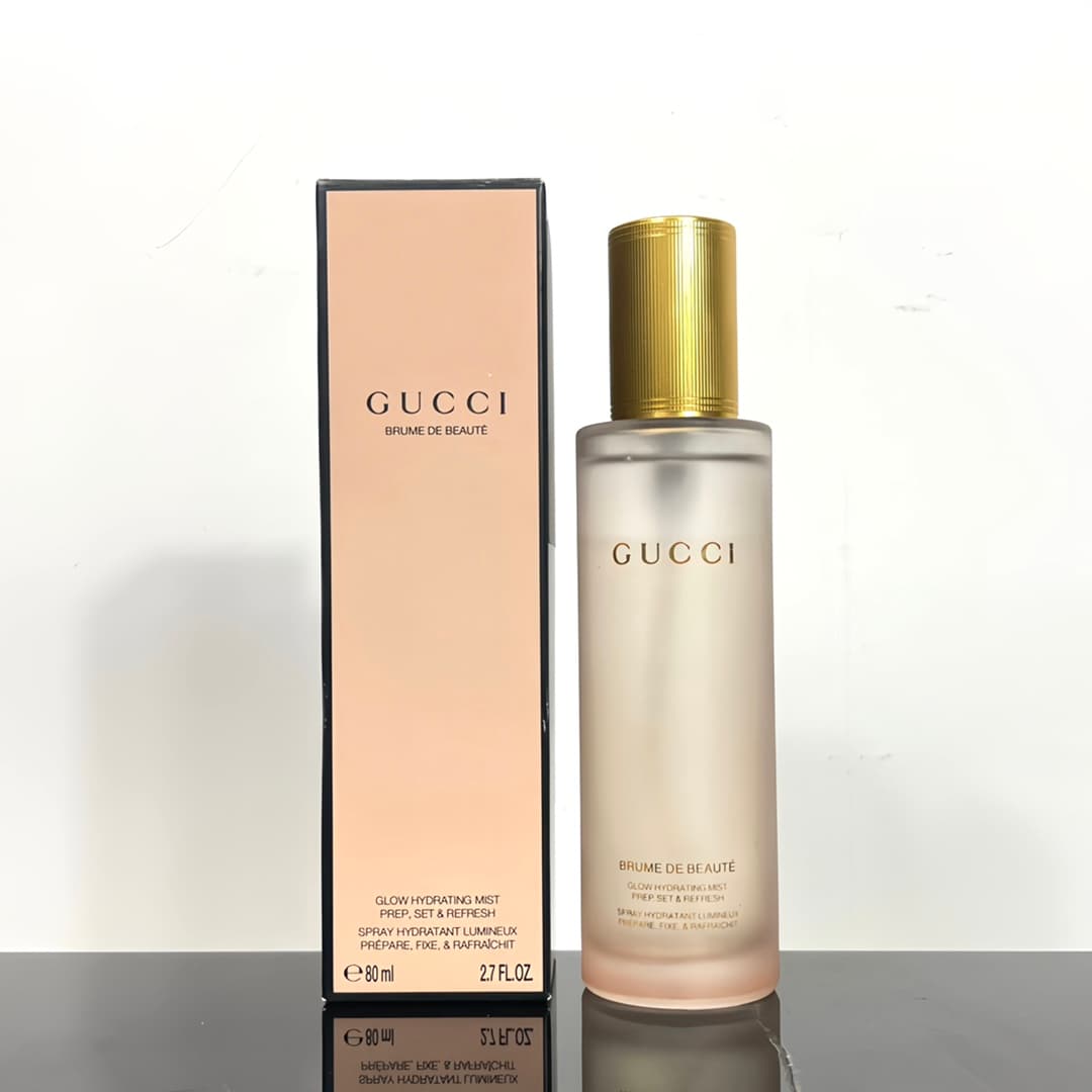 Gucci Hydrating Setting Spray 80ml. This multi-functional rose spray can be used as a makeup primer, daily moisturizer, or setting spray. It has a very light, refreshing rose scent! I've personally tried it, and it doesn't smudge makeup when used as a setting spray. Mascara, eyeshadow, blush, etc., remain intact without dissolving. The spray is very fine and absorbs quickly into the skin