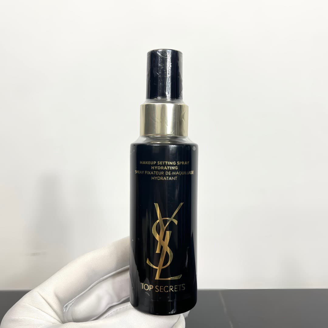 . ysl makeup setting spray 100ml. Can be equipped with Chinese label (remarks when ordering) Yves Saint Laurent makeup setting spray to moisturize and moisturize for longer! If the base makeup is not set, the makeup will lose its soul and may even become patchy after get off work at night, and makeup removal will no longer be delicate. It can be used before sunscreen, after loose powder, or after full makeup. The texture is very light. Just press it three times and the spray can firmly absorb makeup like a magnet.