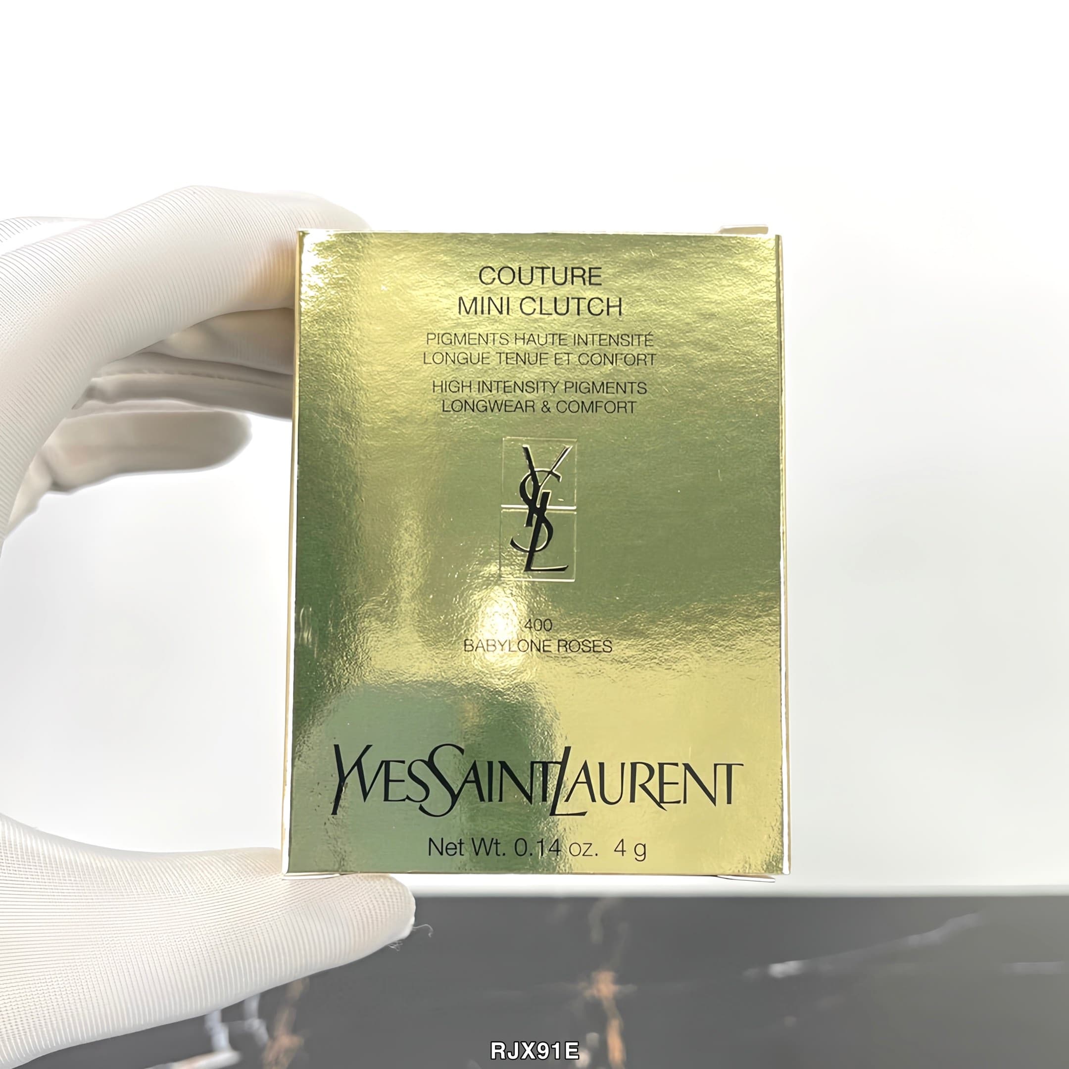 . Yves Saint Laurent Leather 4 Color Eyeshadow Palette 4g 2️⃣Colors: 400#, 500#. The powder is matched to the color of the version, and comes with a double-eye shadow brush. New version of YSL Saint Laurent leather four-color eyeshadow palette 4g.