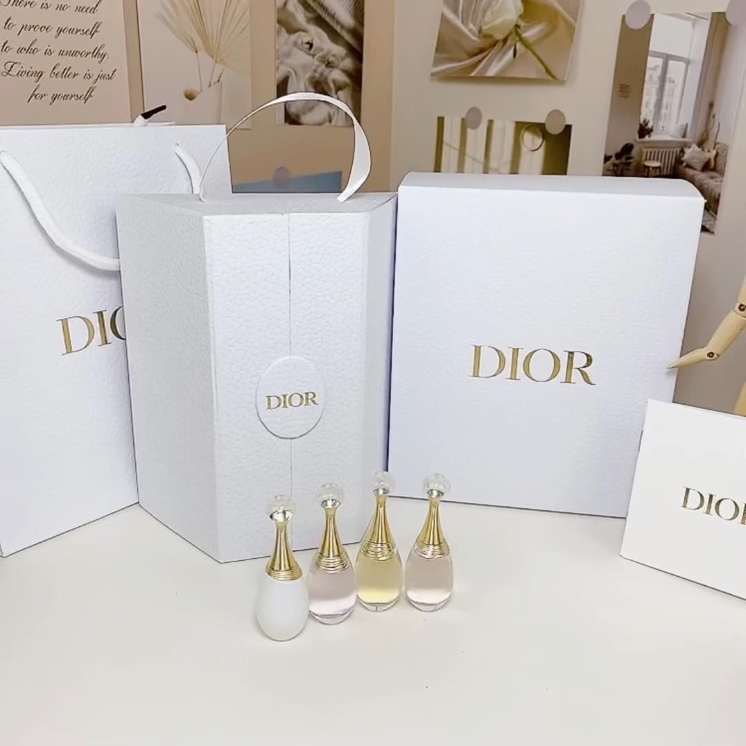 Dior J'adore Perfume Set, Castle J'adore Gift Box, 4-Piece Set, Christmas/Birthday Gift, Women's Favorite, with Boutique Handbag. 1. J'adore Muse 5ml 2. J'adore Pure 5ml 3. J'adore Classic 5ml 4. J'adore Eau de Toilette 5ml