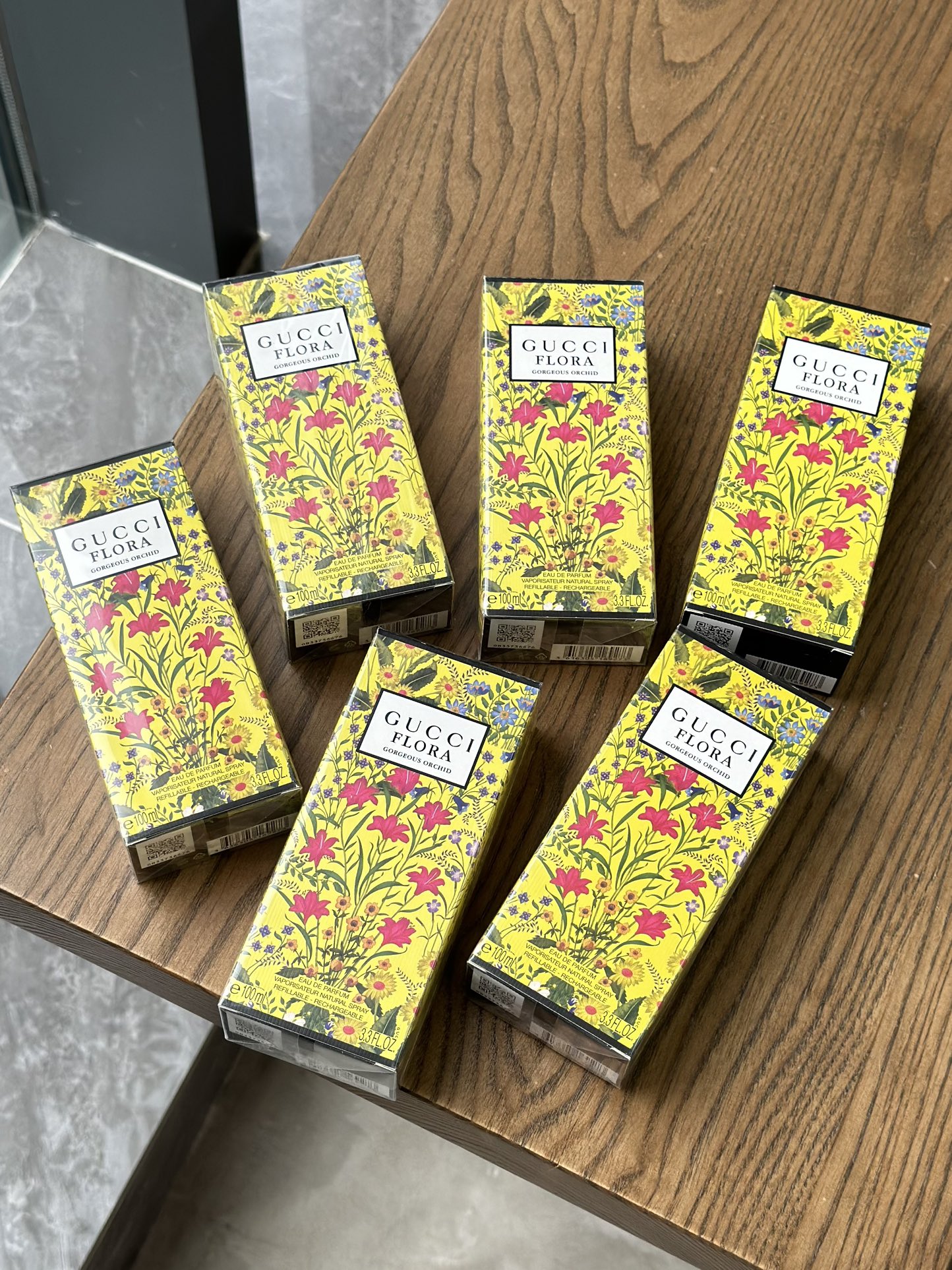 Gucci Vanilla Orchid Fragrance 💛 💛A new addition to the Gucci Vanilla Orchid series💛 💛Gucci Vanilla Orchid Fragrance for Women💛 Imagine strolling through a beautiful summer garden, the air filled with the scent of vanilla. Sunlight filters through the treetops, casting wisps of moisture on the plants, bringing a touch of coolness to the hot summer day. Just like the feeling of Gucci Vanilla Orchid, the fresh aquatic notes blend with warm gourmand notes, evoking a refreshing and bright summer feeling. The bright, sun-yellow bottle is like a small sun held in your hand, ready to activate your happy cells and bring good luck and energy!‼️‼️‼️ The warm and healing scent of vanilla opens the prelude to a summer garden, followed by the bright scent of vanilla orchid, like summer sunshine pouring into every corner of the garden, awakening full of vitality and energy. The refreshing and ethereal aquatic base notes are like a glass of ice water on a summer day, bringing a clear and cool experience